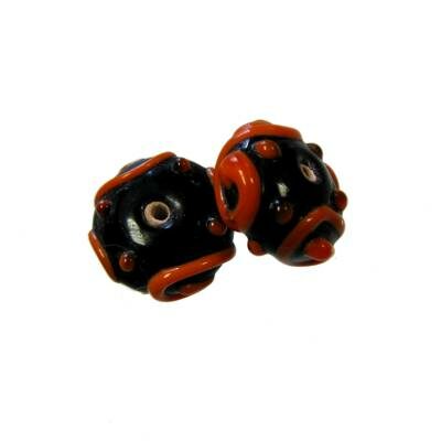 (Latviski) pērle apaļa plakana 10xd17mm melna ar oranžu